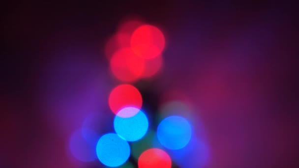 Belo bokeh multicolorido de uma árvore de Natal no quarto, decorado com uma grinalda luminosa e uma estrela. férias para crianças e adultos. Ano Novo. Árvore de Natal, boas festas. Interior de Natal . — Vídeo de Stock