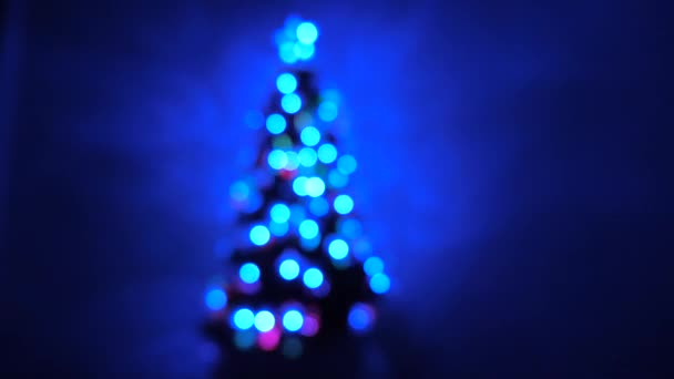 bokeh multicolore d'un arbre du Nouvel An dans la chambre, décoré avec une guirlande lumineuse et une étoile. vacances pour enfants et adultes. Nouvel An. Arbre de Noël, joyeuses fêtes. Intérieur de Noël .