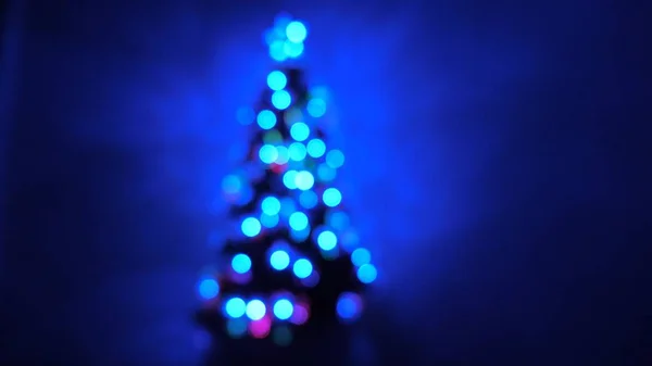 Bokeh multicor de uma árvore de Ano Novo no quarto, decorado com guirlanda luminosa e uma estrela. férias para crianças e adultos. Ano Novo. Árvore de Natal, boas festas. Interior de Natal . — Fotografia de Stock