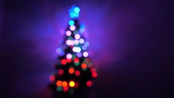 Bokeh multicor de uma árvore de Ano Novo no quarto, decorado com guirlanda luminosa e uma estrela. férias para crianças e adultos. Ano Novo. Árvore de Natal, boas festas. Interior de Natal . — Fotografia de Stock