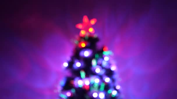 bokeh multicolore d'un arbre du Nouvel An dans la chambre, décoré avec une guirlande lumineuse et une étoile. vacances pour enfants et adultes. Nouvel An. Arbre de Noël, joyeuses fêtes. Intérieur de Noël .