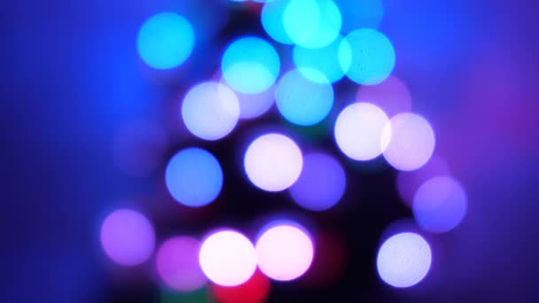 Bokeh multicor de uma árvore de Ano Novo no quarto, decorado com guirlanda luminosa e uma estrela. férias para crianças e adultos. Ano Novo. Árvore de Natal, boas festas. Interior de Natal . — Vídeo de Stock