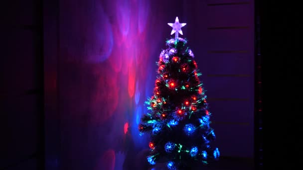 Nový rok 2020 nálada. Vánoční stromek, veselé svátky. Vánoční interiér. krásný vánoční stromek v pokoji, zdobený zářivým věncem a hvězdou. dovolená pro děti a dospělé.