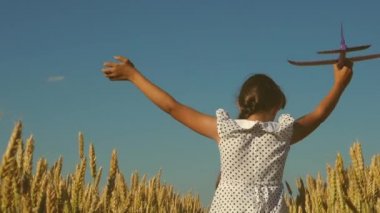Mutlu kız gün batımında oyuncak bir uçakla sahada koşuyor. Çocuklar oyuncak uçak oynuyorlar. Gençler uçmayı ve pilot olmayı hayal eder. Kız pilot ve astronot olmak istiyor. Yavaş çekim