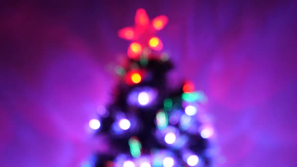 Arbre de Noël, joyeuses fêtes. bokeh multicolore d'un arbre du Nouvel An dans la chambre, décoré avec une guirlande lumineuse et une étoile. vacances pour enfants et adultes. Nouvel An. Intérieur de Noël .