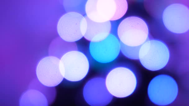 Bokeh multicolor de un árbol de Año Nuevo en la habitación, decorado con guirnalda luminosa y una estrella. vacaciones para niños y adultos. Año Nuevo. Árbol de Navidad, felices fiestas. Interior de Navidad . — Vídeos de Stock