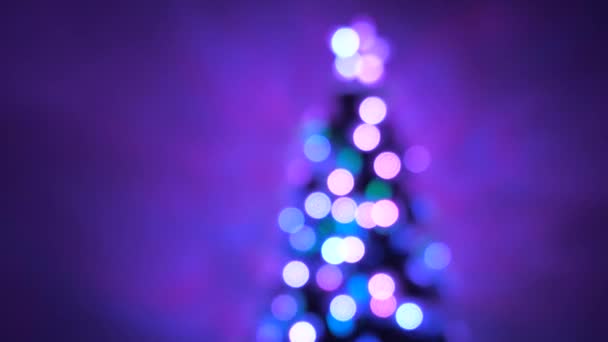 bokeh multicolore d'un arbre du Nouvel An dans la chambre, décoré avec une guirlande lumineuse et une étoile. vacances pour enfants et adultes. Nouvel An. Arbre de Noël, joyeuses fêtes. Intérieur de Noël .
