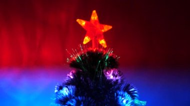 Yeni yıl 2020 havası. Noel ağacı, mutlu tatiller. Noel arifesi. Odada parlak bir çelenk ve yıldızla süslenmiş güzel bir Noel ağacı var. çocuklar ve yetişkinler için tatil.