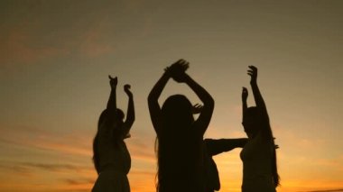 sahilde mutlu aile dans. göl kenarında parti, çocuklar dans. Sahilde dans eden mutlu kızlar. Yavaş çekim. müzik dinlerken eğlenceli güzel kızlar. gençler kız tatil disko.