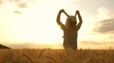 Küçük kız babasının omuzlarında. Bebek ve babası buğday tarlasında seyahat ediyorlar. Çocuk ve ebeveyn doğada oynuyorlar. Mutlu aile ve çocukluk kavramı. Yavaş çekim