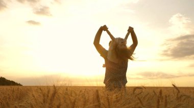 Küçük kız babasının omuzlarında. Bebek ve babası buğday tarlasında seyahat ediyorlar. Çocuk ve ebeveyn doğada oynuyorlar. Mutlu aile ve çocukluk kavramı. Yavaş çekim