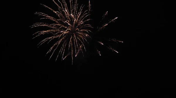 Λαμπερό σόου πυροτεχνημάτων. χρωματιστές νυχτερινές εκρήξεις στον μαύρο ουρανό. όμορφα πολύχρωμα πυροτεχνήματα στο νυχτερινό ουρανό. Πρωτοχρονιάτικα πυροτεχνήματα. λάμπει πυροτεχνήματα με bokeh φώτα στο νυχτερινό ουρανό — Φωτογραφία Αρχείου