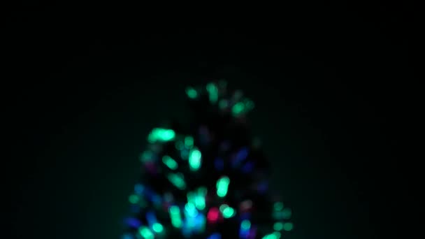 Arbre de Noël, joyeuses fêtes. bokeh multicolore d'un arbre du Nouvel An dans la chambre, décoré avec une guirlande lumineuse et une étoile. vacances pour enfants et adultes. Nouvel An. Intérieur de Noël .