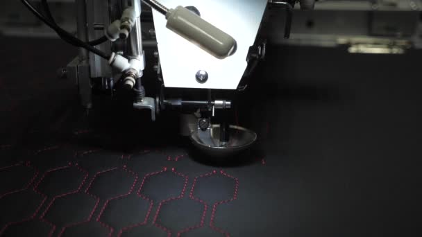 Broderie automatique à la machine. Robotique avec cnc fonctionne dans la ligne de production de couture. Machine à coudre robotisée. commandes informatiques machine à coudre. machine à coudre automatique. Mouvement lent — Video