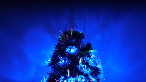 Árbol de Navidad en la habitación, decorado con una guirnalda luminosa y una estrella. vacaciones para niños y adultos. Año Nuevo 2020 estado de ánimo. Árbol de Navidad, felices fiestas. hermoso interior de Navidad . — Vídeo de stock