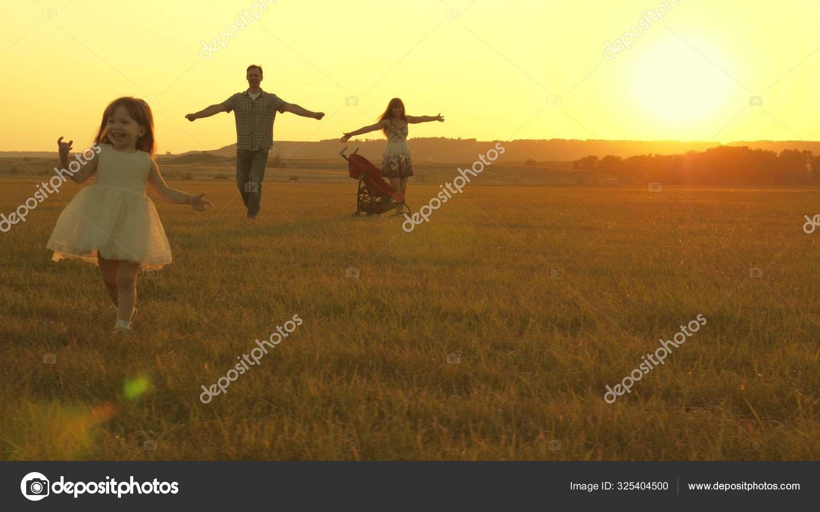 Nino Feliz Y Los Padres Caminan Al Atardecer Papa Abraza A La Hija Y Gira En