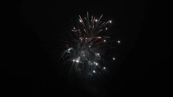 Schönes mehrfarbiges Feuerwerk am Nachthimmel. Silvesterfeuerwerk. leuchtendes Feuerwerk mit Bokeh-Lichtern am Nachthimmel. Glühendes Feuerwerk. Farbige nächtliche Explosionen am schwarzen Himmel — Stockfoto