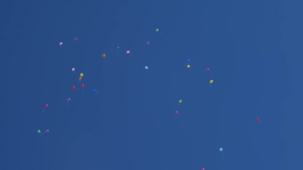 Bellissimi palloncini di elio volare attraverso l'aria. Molti palloncini colorati che volano in aria. concetto di vacanza — Video Stock