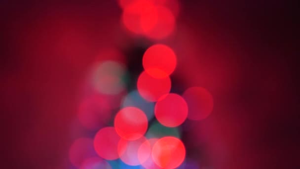 Hermoso bokeh multicolor de un árbol de Navidad en la habitación, decorado con una guirnalda luminosa y una estrella. vacaciones para niños y adultos. Año Nuevo. Árbol de Navidad, felices fiestas. Interior de Navidad . — Vídeo de stock