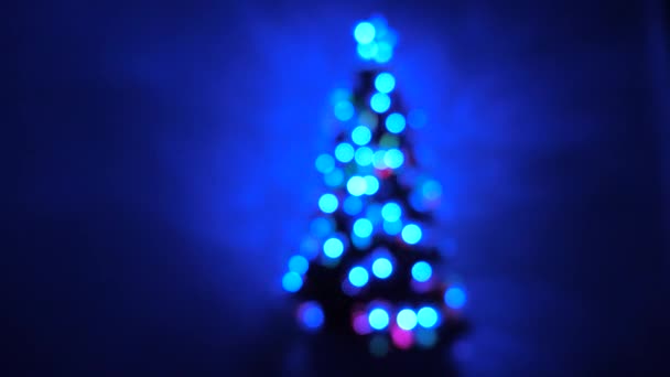 Intérieur de Noël. bokeh multicolore d'un arbre du Nouvel An dans la chambre, décoré avec une guirlande lumineuse et une étoile. vacances pour enfants et adultes. Nouvel An. Arbre de Noël, joyeuses fêtes .