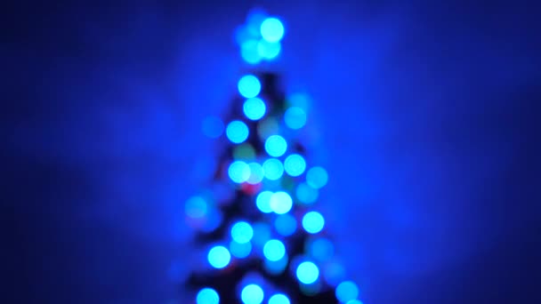 bokeh multicolore d'un arbre du Nouvel An dans la chambre, décoré avec une guirlande lumineuse et une étoile. vacances pour enfants et adultes. Nouvel An. Arbre de Noël, joyeuses fêtes. Intérieur de Noël .