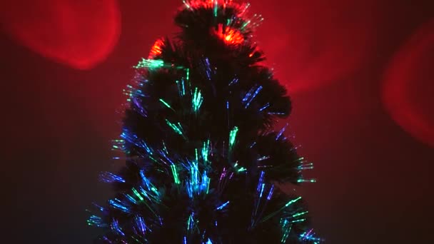 Mágico árbol artificial de Navidad con una estrella en la habitación, decorado con una guirnalda luminosa multicolor. Año Nuevo. Árbol de Navidad, felices fiestas. Interior de Navidad. vacaciones para niños y adultos . — Vídeos de Stock