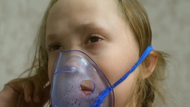 El bebé trata la gripe inhalando vapores cuando se inhala. El niño está enfermo y respira a través de un inhalador. Primer plano. niña es tratada con una máscara de inhalación en su cara en un hospital . — Vídeos de Stock