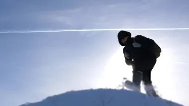 Turistler kuzeyde seyahat eder. Zafere ve başarıya doğru hareket. Alaska 'lı gezginler karlı bir tepenin zirvesine çıkıyorlar. İnsanların takım çalışması. iş ekibi çalışması.