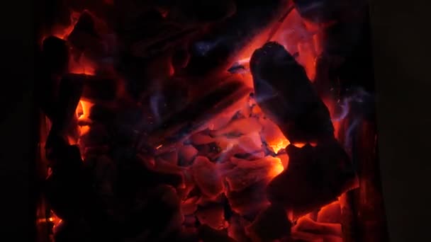 Fuoco fumante. carboni rossi bruciano alla griglia di notte. primo piano — Video Stock