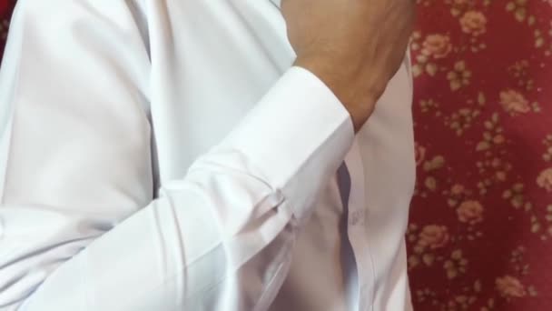 Mannen rätar fluga närbild. musikern förbereder för prestanda. Mannen rätar slipsen. Välklädd ung man justerar klassiska röda bowtie. Närbild. — Stockvideo