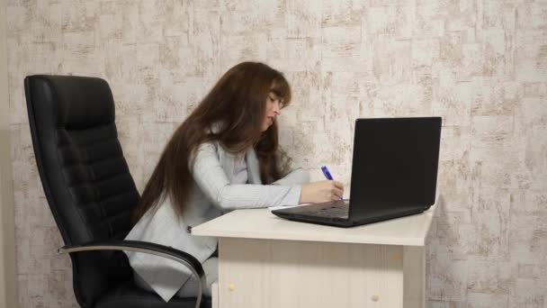 Businesswoman at work at the computer. woman in the office yawns at the workplace. girl works in the office at a laptop. Tired office worker. — 비디오