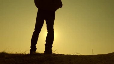 Gezginler dağdan güneşin altında birer birer inerler. Dağcı siluetleri tepeden aşağı iniyor. Turistler sırt çantalarıyla seyahat eder. İş adamlarından oluşan takım çalışması. İş ekibi kazanmak ve başarılı olmak için acele ediyor..