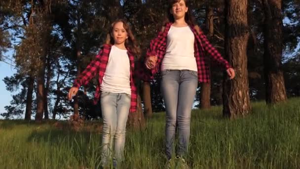 Niñas libres de viajar, caminar en el parque y regocijarse en la victoria levantar las manos. Hiker Girl. viajeros adolescentes viajan con mochilas. Familia de turistas de vacaciones. Movimiento lento . — Vídeos de Stock