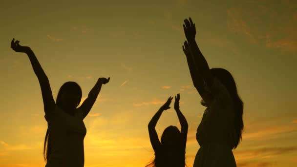 Felice famiglia che balla sulla spiaggia. festa in riva al lago, bambini che ballano. ragazze felici che ballano sulla spiaggia. Al rallentatore. belle ragazze che si divertono ad ascoltare musica. adolescenza fidanzate vacanza discoteca . — Video Stock