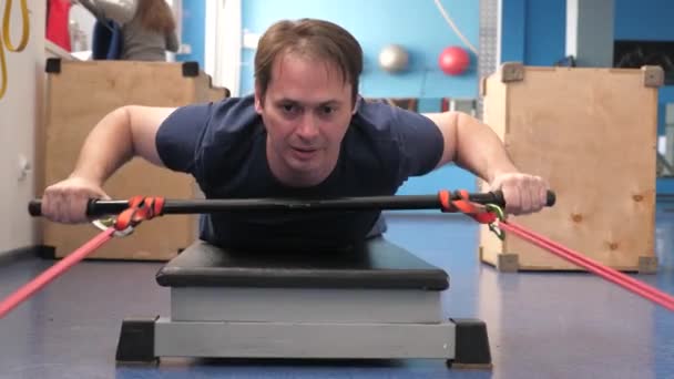 Concepto de estilo de vida. pérdida de peso en el gimnasio. Hombres de entrenamiento, ejercicios de calentamiento, fuerza, resistencia. entrenamiento en un club de fitness. fortalecer los músculos de la espalda. entrenamiento de gimnasio . — Vídeos de Stock