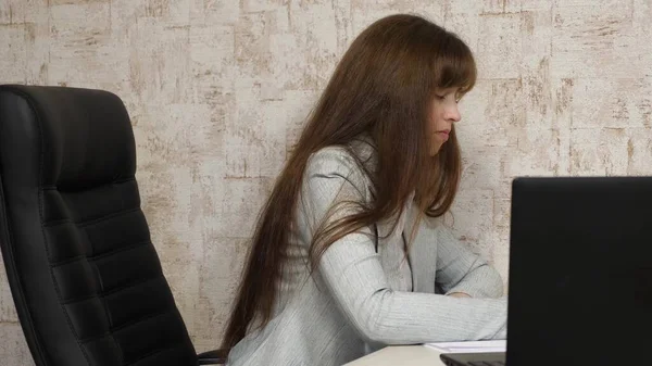 Bella donna d'affari sta lavorando con i documenti in ufficio. donna d'affari libera nel suo posto di lavoro. giovane ragazza che lavora in ufficio al computer. dipendente stanco . — Foto Stock