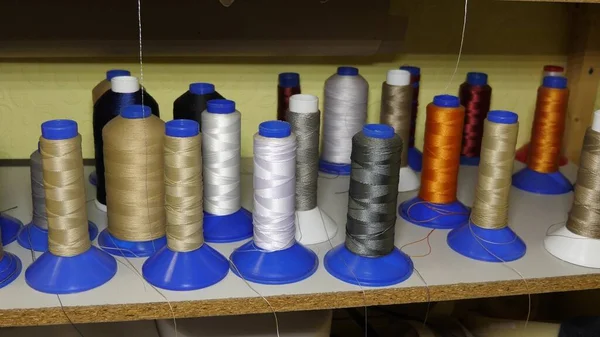 Πολύχρωμα χρωματιστά νήματα. κατάστημα ραπτικής. ρολά νημάτων στην παραγωγή υφασμάτων στο εργοστάσιο — Φωτογραφία Αρχείου