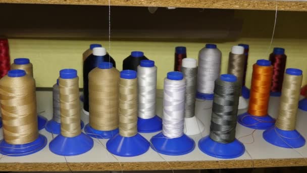 Kolorowe kolorowe nici. sklep z szyciem. rolek nici w fabrycznej produkcji tkanin — Wideo stockowe