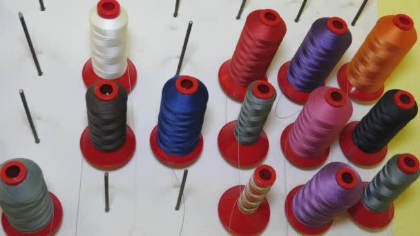 Çok renkli iplikler var. Dikiş dükkanı. Fabrika kumaş üretimindeki iplik ruloları — Stok video