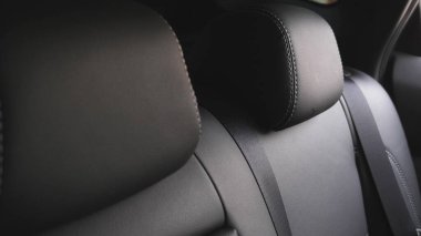 Yapay deri arka koltuklar arabada. güzel deri araba iç tasarım. Arabada lüks deri koltuklar. Arabada siyah deri koltuk kapakları.