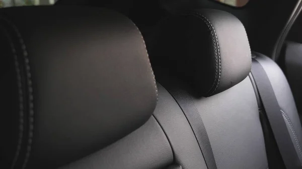 Tylne siedzenia ze sztucznej skóry w samochodzie. piękne skórzane wnętrze samochodu. luksusowe skórzane fotele w samochodzie. Czarne skórzane Pokrowce na siedzenia w samochodzie. — Zdjęcie stockowe