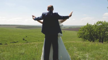 Birbirine aşık çiftler uçmayı hayal eder. Yeni evliler ellerini kenarlarından tutarak yeşil bir çayırdaki güzel gökyüzüne hayranlıkla bakıyorlar. Mutlu aile yazın güzel bir parkta gezer..