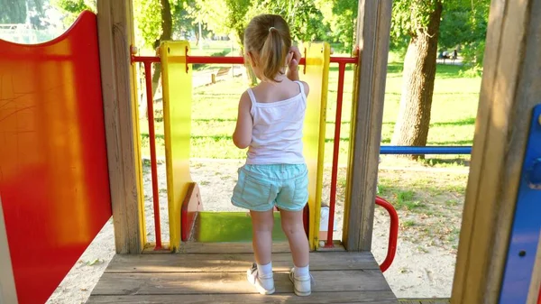 Madre y el bebé juegan en el patio de recreo. niño se ríe y disfruta del parque infantil. niño juega con mamá en la calle . — Foto de Stock