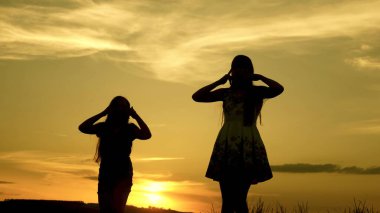 Bedava kızlar sahilde dans ediyor. Göl kenarında parti var. Güzel kızlar müzik dinleyerek eğleniyorlar. Kız kardeşler dans ediyor. Gençlerin kız arkadaşları tatil diskosu.