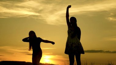 Bedava kızlar sahilde dans ediyor. Göl kenarında parti var. Güzel kızlar müzik dinleyerek eğleniyorlar. Kız kardeşler dans ediyor. Gençlerin kız arkadaşları tatil diskosu.