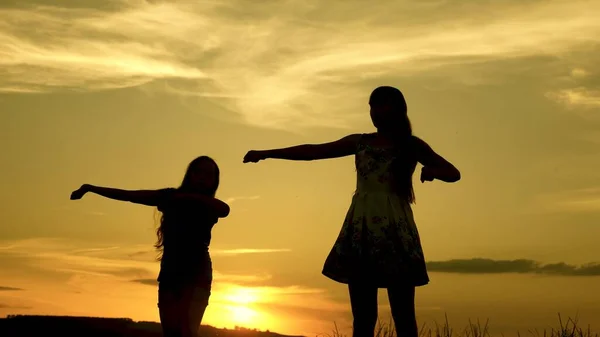 Chicas libres bailando en la playa. fiesta en el lago. hermosas chicas divirtiéndose escuchando música. Las hermanas están bailando. adolescentes novias fiesta disco . — Foto de Stock