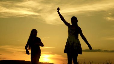 Bedava kızlar sahilde dans ediyor. Göl kenarında parti var. Güzel kızlar müzik dinleyerek eğleniyorlar. Kız kardeşler dans ediyor. Gençlerin kız arkadaşları tatil diskosu.