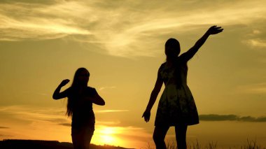 Bedava kızlar sahilde dans ediyor. Göl kenarında parti var. Güzel kızlar müzik dinleyerek eğleniyorlar. Kız kardeşler dans ediyor. Gençlerin kız arkadaşları tatil diskosu.