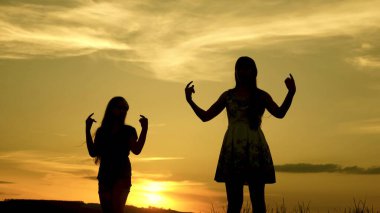 Bedava kızlar sahilde dans ediyor. Göl kenarında parti var. Güzel kızlar müzik dinleyerek eğleniyorlar. Kız kardeşler dans ediyor. Gençlerin kız arkadaşları tatil diskosu.