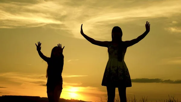 Chicas libres bailando en la playa. fiesta en el lago. hermosas chicas divirtiéndose escuchando música. Las hermanas están bailando. adolescentes novias fiesta disco . —  Fotos de Stock